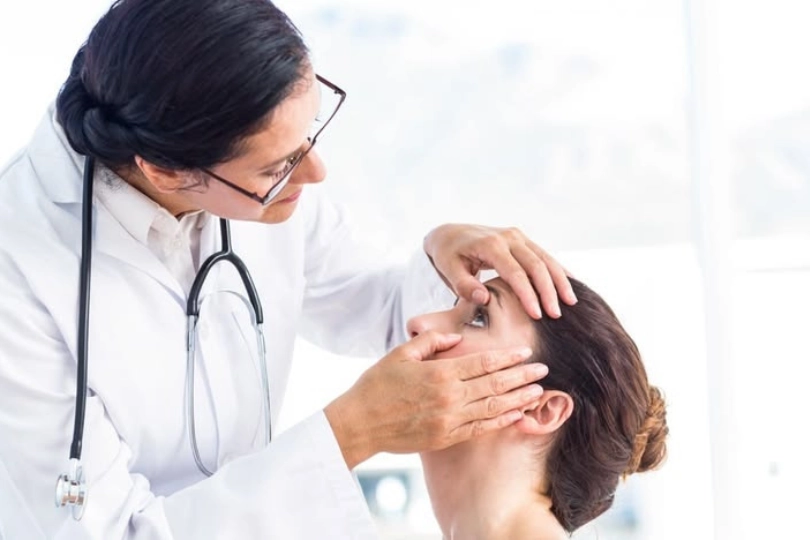 आंखों में धूल डस्ट या कोई अन्य कण चला जाए तो क्या करें आंख में धूल डस्ट चला जाए तो डॉक्टर कैसे क्या करते है