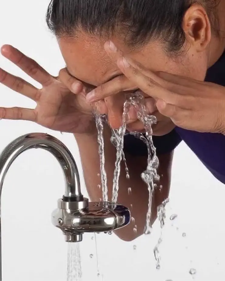 आंखों में धूल डस्ट या कोई अन्य कण चला जाना आंखों में धूल डस्ट जाने के बाद आंख को कैसे धोयें