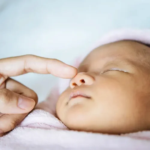 Newborn baby की आँख से कीचड़ आना: इसके प्रमुख कारण रोकथाम और उपचार