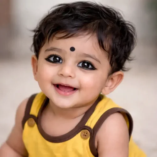 बच्चों की आँखों में काजल लगा हुआ दिखाया गया है